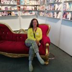 Ingrid Werner auf der Frankfurter Buchmesse auf einem roten Sofa